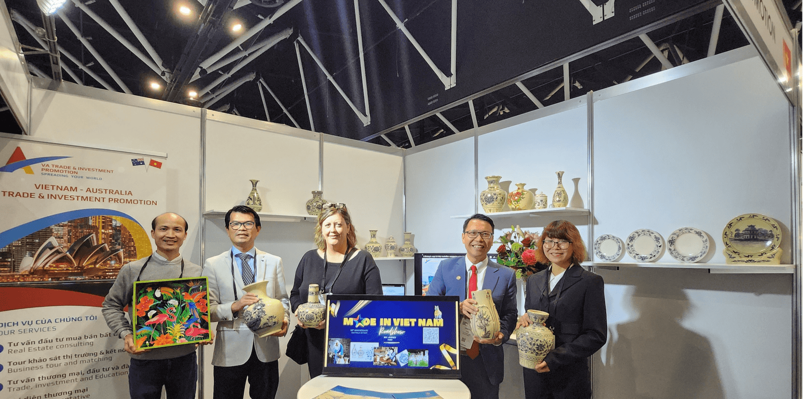 Vietnamese handicrafts attract importers at international fairs in Australia