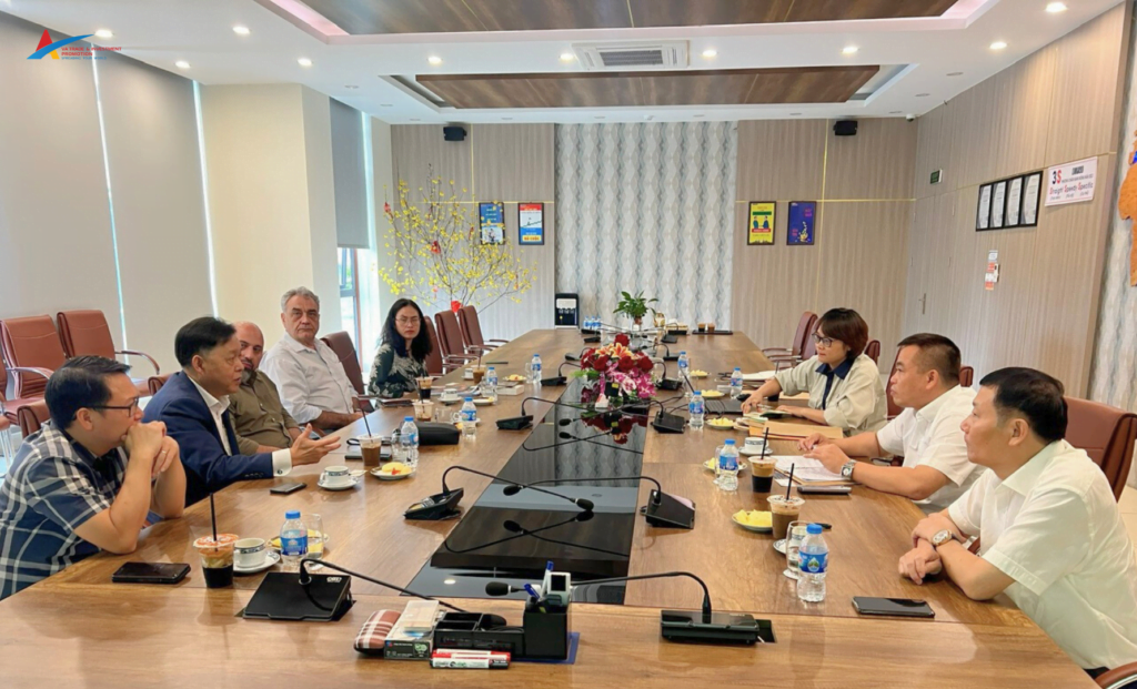 Both sides exchanged ideas during the meeting and working session