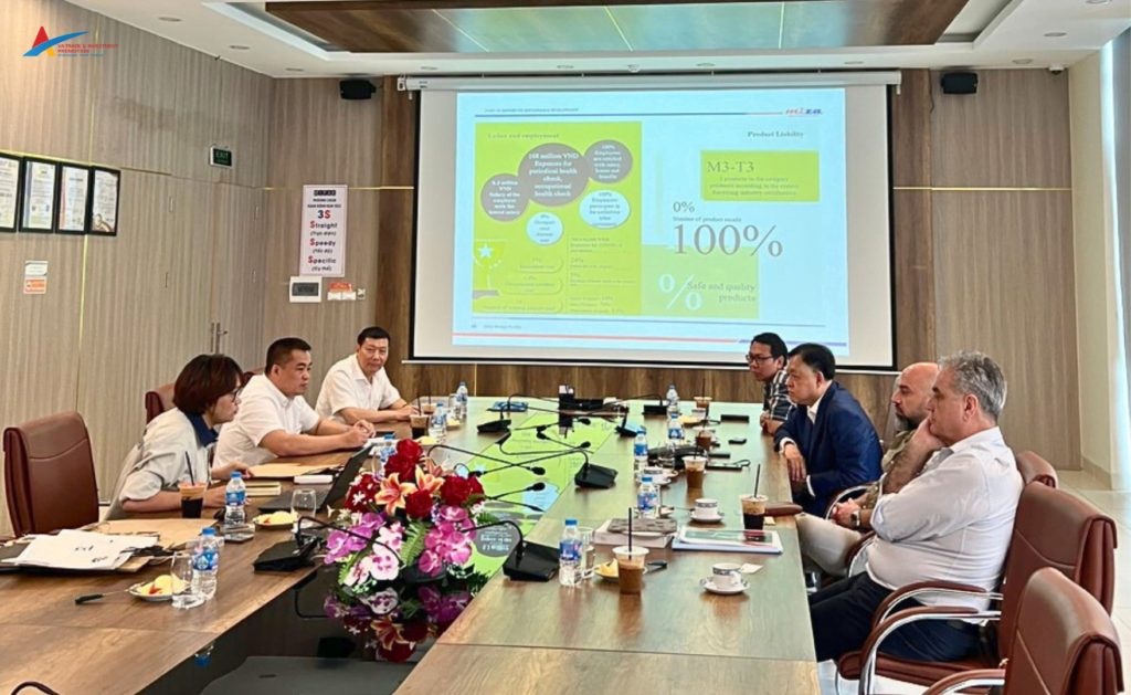 The Vietnamese and Australian business sides exchanged discussions during the meeting
