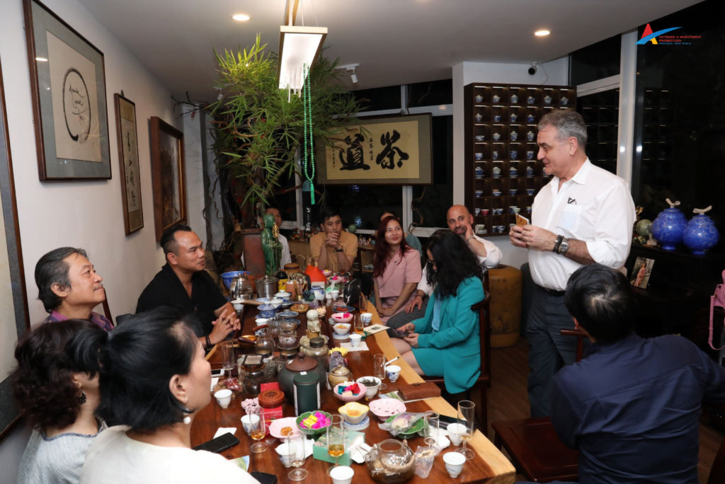 The Australian business guests enjoyed tea tasting