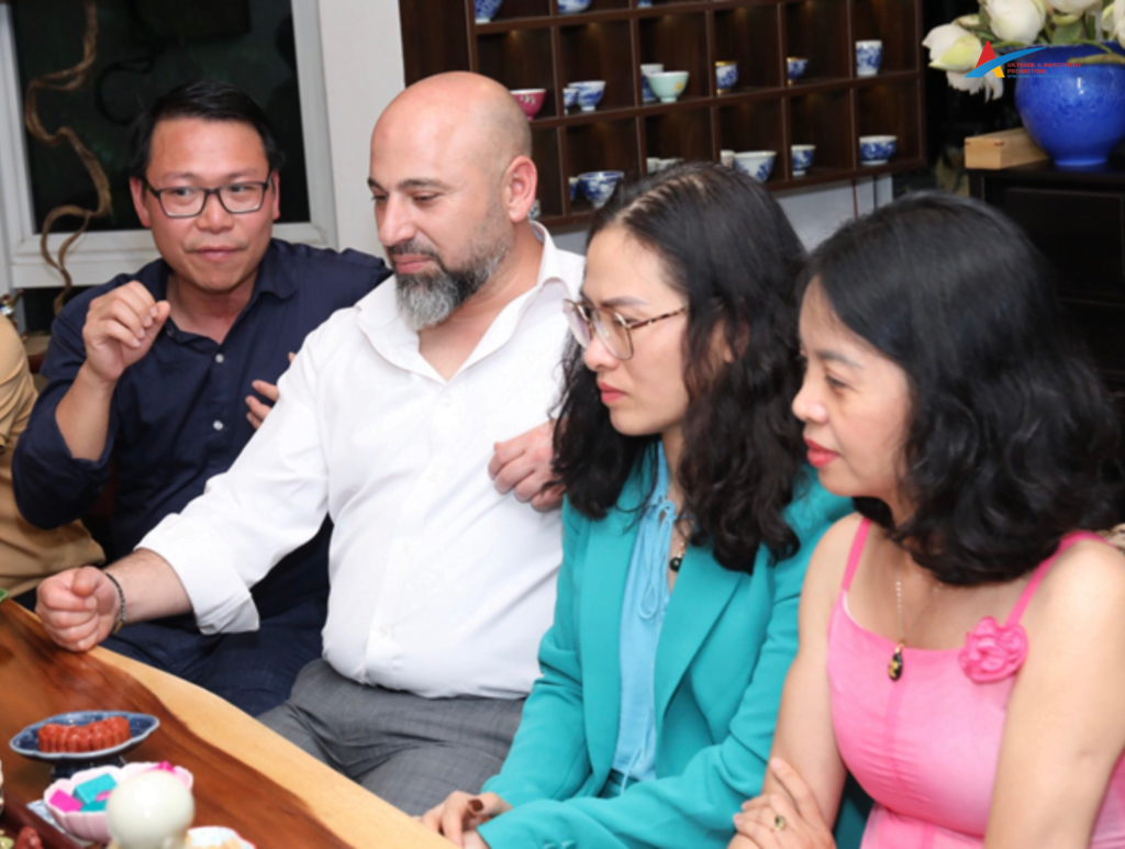 The Australian business delegation thoroughly enjoyed the tea culture during the sharing and networking session.