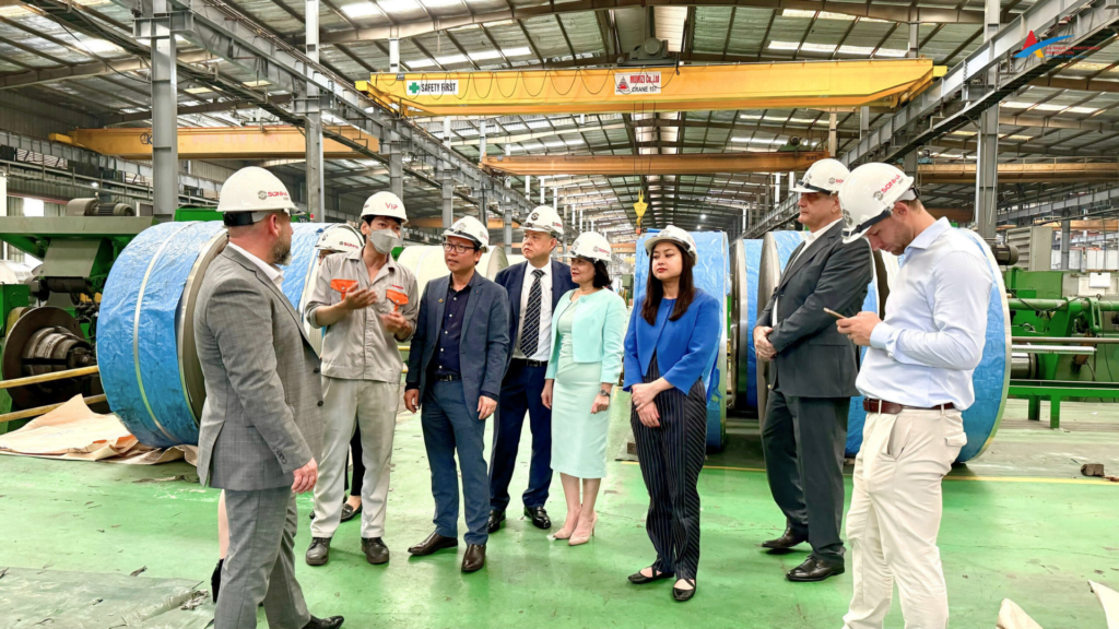 Đoàn doanh nghiệp Úc thăm quan tại nhà máy thuộc Tập đoàn Sơn Hà