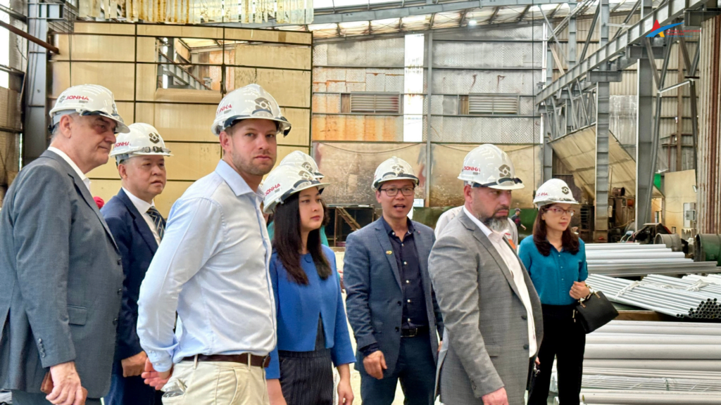 Ông Harry Trần dẫn đoàn doanh nghiệp Úc thăm quan nhà máy sản xuất