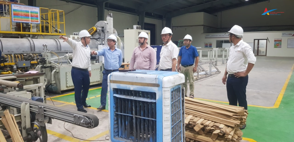 Hai bên cùng nhau đi tham quan nhà máy sản xuất