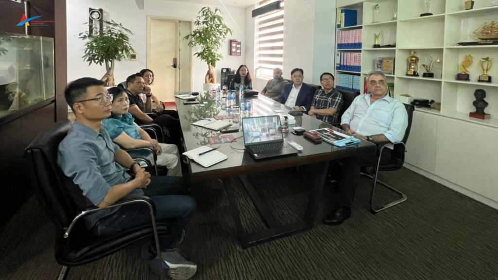 VATIP, along with the Australian business delegation and Son Haiphong, watched a brief introduction about the company