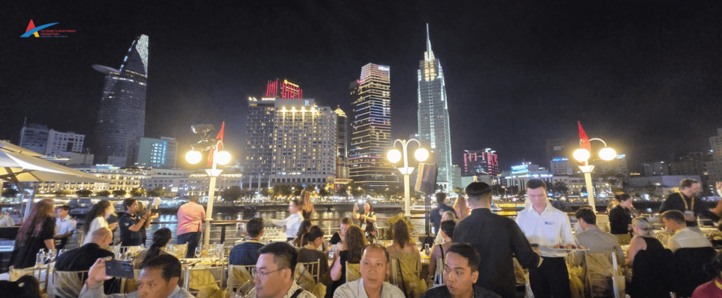 Không khí tại buổi tiệc chào đón