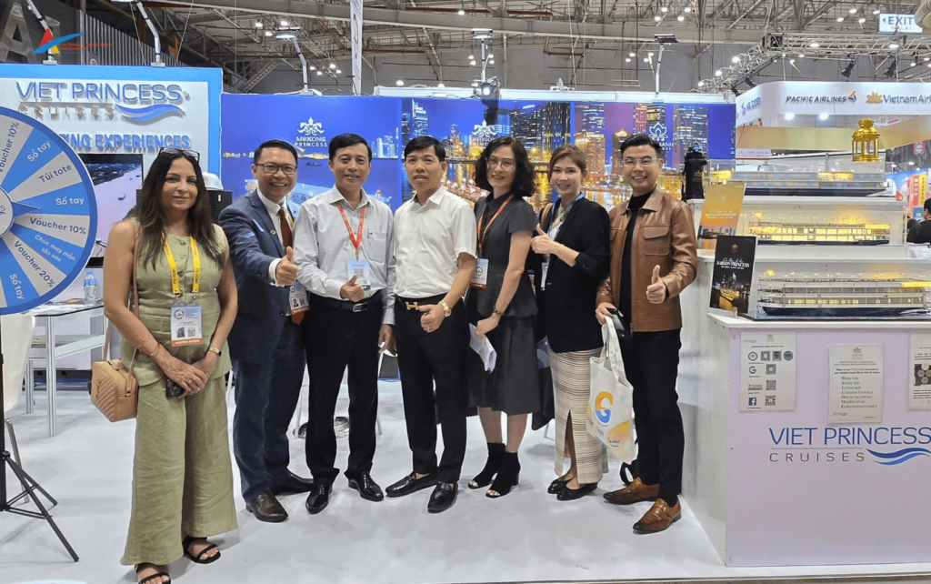 Tham quan tại buổi khai mạc Hội chợ