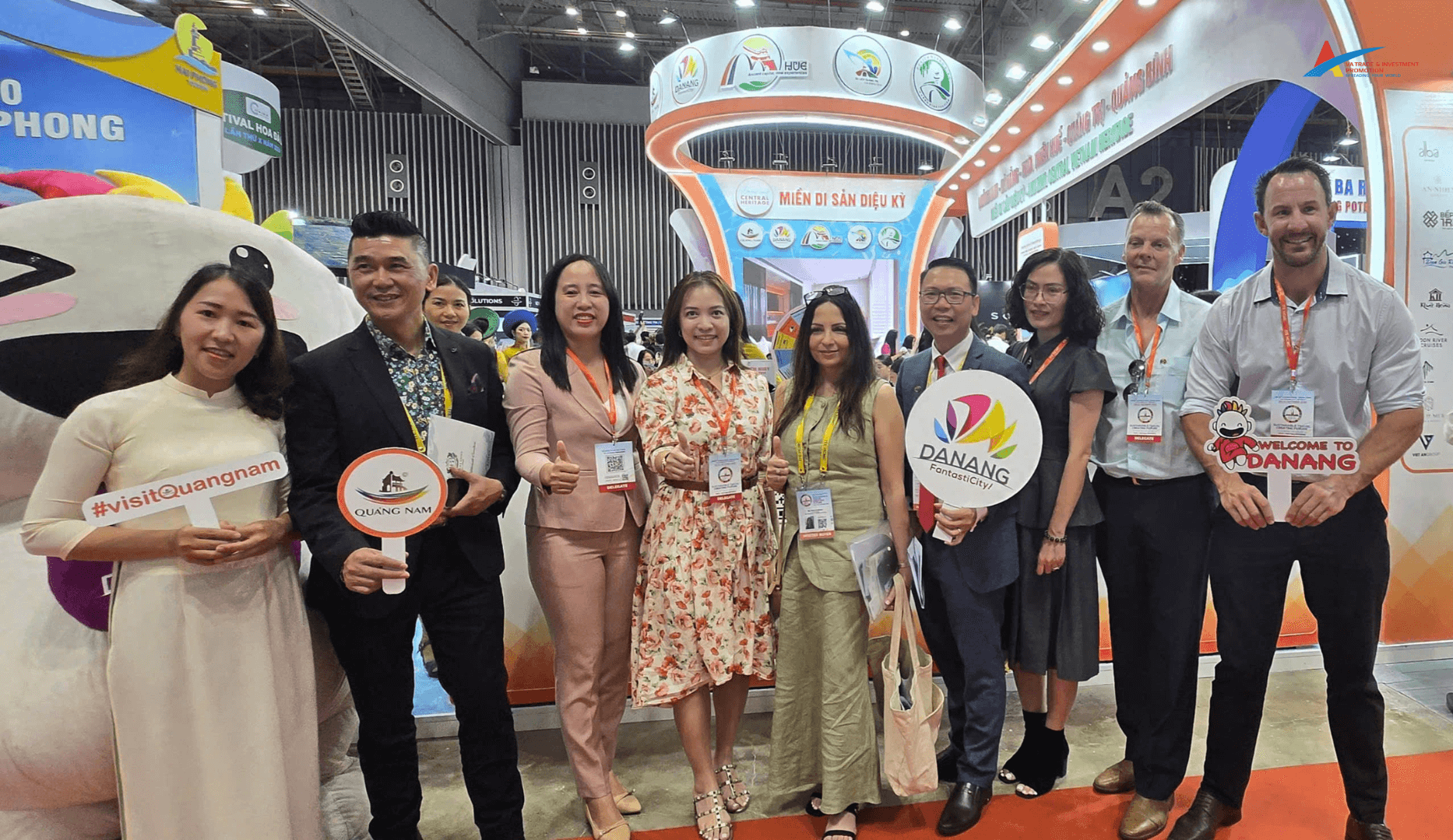 Tham quan và làm việc tại gian hàng của TP. Đà Nẵng